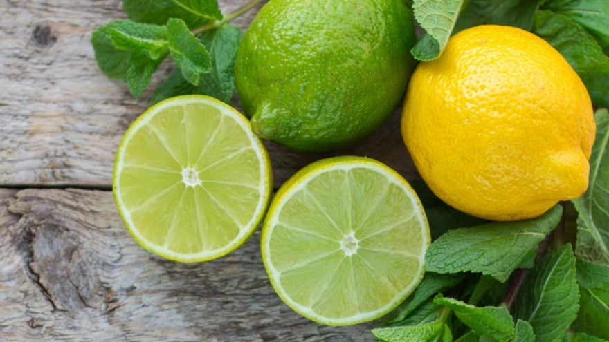 Bé 1 tháng tuổi nhập viện vì gia đình nhỏ sữa mẹ và nước cốt chanh vào mắt